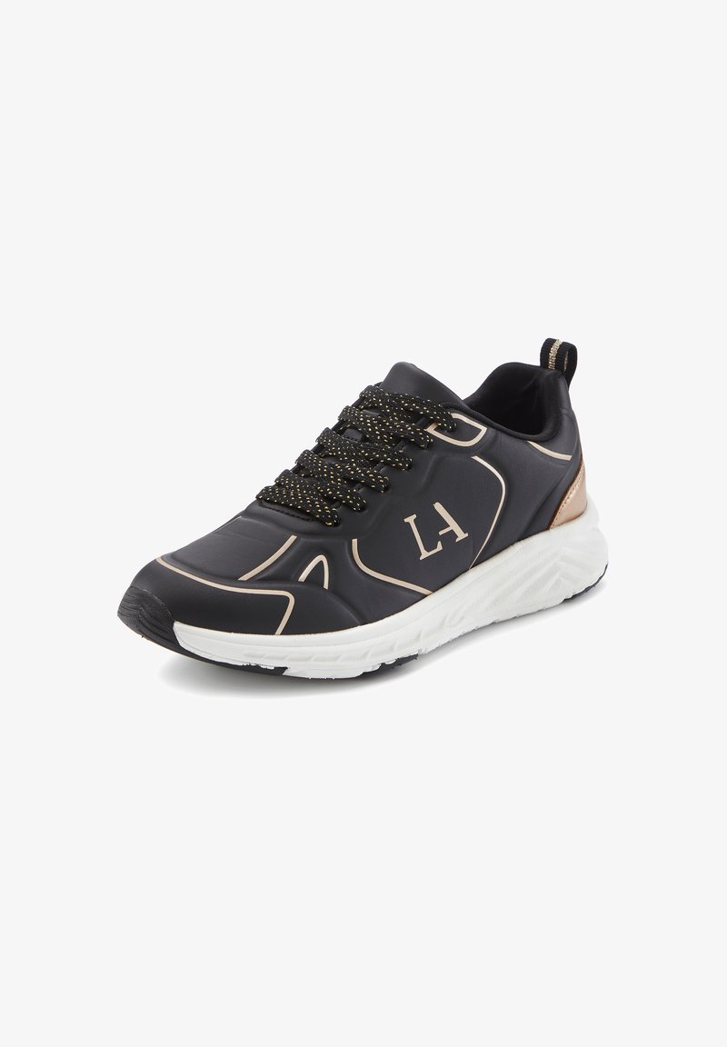 Schwarzer Sportschuh mit glattem synthetischem Obermaterial, goldfarbenen Details, strukturierten Schnürsenkeln und weißer, gepolsterter Sohle. Mit einem Logo an der Seite.