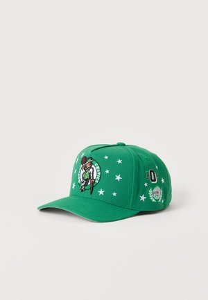Πράσινο καπέλο μπέιζμπολ των Boston Celtics με λογότυπο ομάδας, αστέρια κεντημένα στο μπροστινό και στο πλάι, και "BOS" ραμμένο στο πλαϊνό πάνελ.