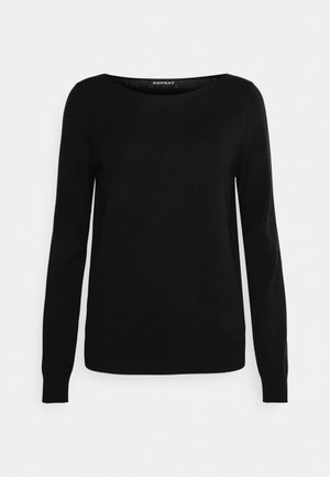 Pull en maille noir à manches longues avec col rond et poignets ajustés sur un fond clair uni.
