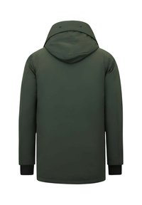 Donkergroene geïsoleerde jas met vaste capuchon, lange mouwen en zwarte polsboorden, gezien van achteren tegen een witte achtergrond.