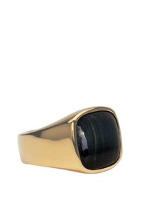 Guld ring med en firkantet, blank sort sten indsat. Glat, poleret overflade med afrundede kanter og en tyk ring.