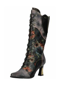 Stivale con tacco alto lace-up in materiali a motivo floreale nelle tonalità di nero, grigio e colori tenui, con dettagli in rilievo e accenti dorati.