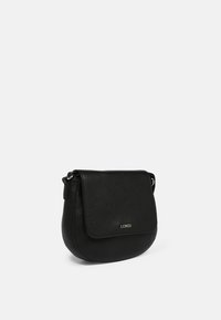 Schwarze Leder-Crossbody-Tasche mit strukturierter Oberfläche, runder Form, Klappenverschluss und dezentem Goldbranding. Verstellbarer Riemen inklusive.