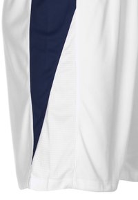 Witte sportshorts met navy zijpanelen, gemaakt van ademend materiaal met een textuurafwerking, en een elastische tailleband voor extra comfort.