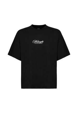Schwarzes übergroßes T-Shirt mit kurzen Ärmeln, Rundhalsausschnitt und weißem Text "Midnight Trainings Club" mittig auf der Brust.