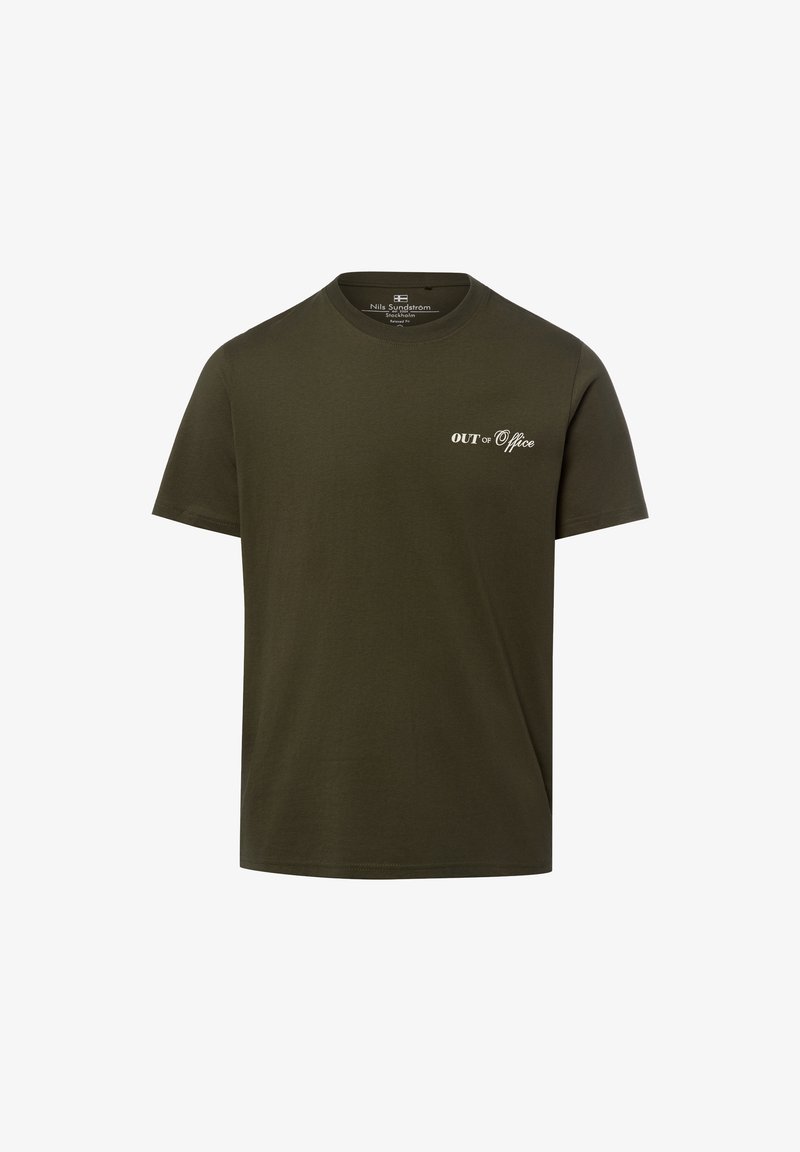 Dunkelgrünes T-Shirt mit kurzen Ärmeln und weißem „OUT of Office“-Schriftzug auf der linken Brust, Rundhalsausschnitt, einfarbiger Hintergrund.