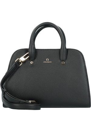 Czarna torebka z teksturowanej skóry z podwójnymi uchwytami, złotym okuciem, odpinanym paskiem na ramię oraz logo Aigner umieszczonym na środku przodu.
