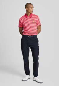 Lyle & Scott GOLF BROAD STRIPE  - Poloshirt -  birdie red  red bud
