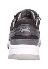 Scarpa sportiva grigia realizzata in materiale mesh e suede, con un tallone testurizzato, dettaglio del logo e una suola intermedia bianca con accenti grigi.
