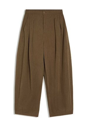 Pantalon marron taille haute à jambes larges avec plis devant, poches latérales, fermeture à boutons et braguette zippée, posé à plat sur fond blanc.