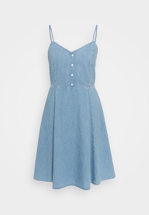 Lyseblå denim ærmeløs kjole med tynde stropper, tætsiddende krop, knapper foran og skørt med vidde.