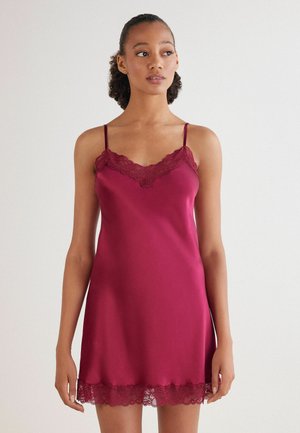 Bordeaux satijnen slipdress met kantafwerking bij de halslijn en zoom, met dunne verstelbare banden en een zachte, glade textuur.