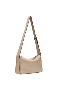 Borsa a tracolla in pelle beige con una lunga tracolla regolabile, caratterizzata da piping neri lungo i bordi e una tasca principale con zip.