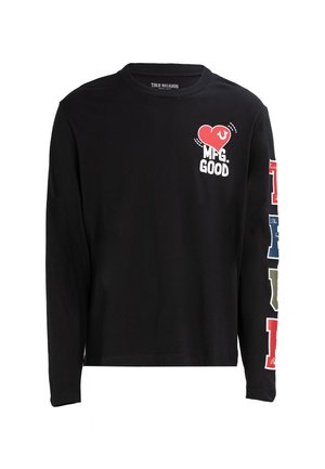Czarna koszula z d�ługim rękawem z napisem "MFG. GOOD" i czerwonym sercem na piersi, kolorowe litery ułożone pionowo wzdłuż prawego rękawa.