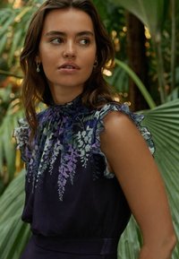 Next KEW COLLECTION  PLEATED RUFFLE  REGULAR FIT - Nappali ruha - navy and purple floral