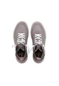 Baskets en cuir gris avec des lacets blancs, bout rond, semelle en caoutchouc épaisse et détails contrastants au niveau du talon et de la languette.
