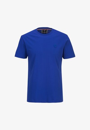 Einfaches blaues T-Shirt mit Rundhalsausschnitt und kurzen Ärmeln, mit einem kleinen geprägten Schild-Logo auf der linken Brust und einem gestreiften Detail innen am Kragen.