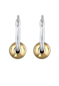 Silverfärgade hoopsmycken med en guldtonad cirkulär accent. Har släta ytor och en polerad finish, anslutna via en stilren länk.