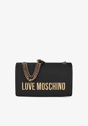 Zwarte rechthoekige handtas met gouden kettingband en groot gouden "LOVE MOSCHINO" logo aan de voorkant.