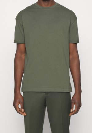 Kurzärmeliges T-Shirt mit Rundhalsausschnitt aus olivgrünem Baumwollstoff. Reguläre Passform mit umgeschlagenen Ärmeln und glatter Textur. Minimalistisches Design ohne Grafiken.