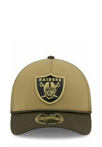 Khakifarbenes Cap mit gebogenem Schirm und strukturiertem Stoff. Besitzt ein schwarzes und goldenes Raiders-Logo-Patch an der Vorderseite. Verstellbarer Verschluss hinten.