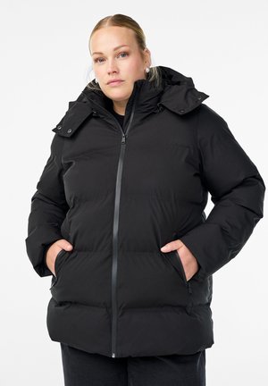 Giubbotto imbottito nero con colletto alto, chiusura con zip, cappuccio grande e tasche foderate. Realizzato in materiale liscio e imbottito per il calore.