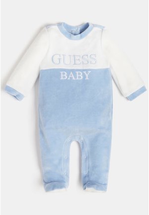 Grenouillère douce pour bébé en bleu et blanc avec manches longues, pressions aux jambes et "GUESS BABY" brodé sur la poitrine.