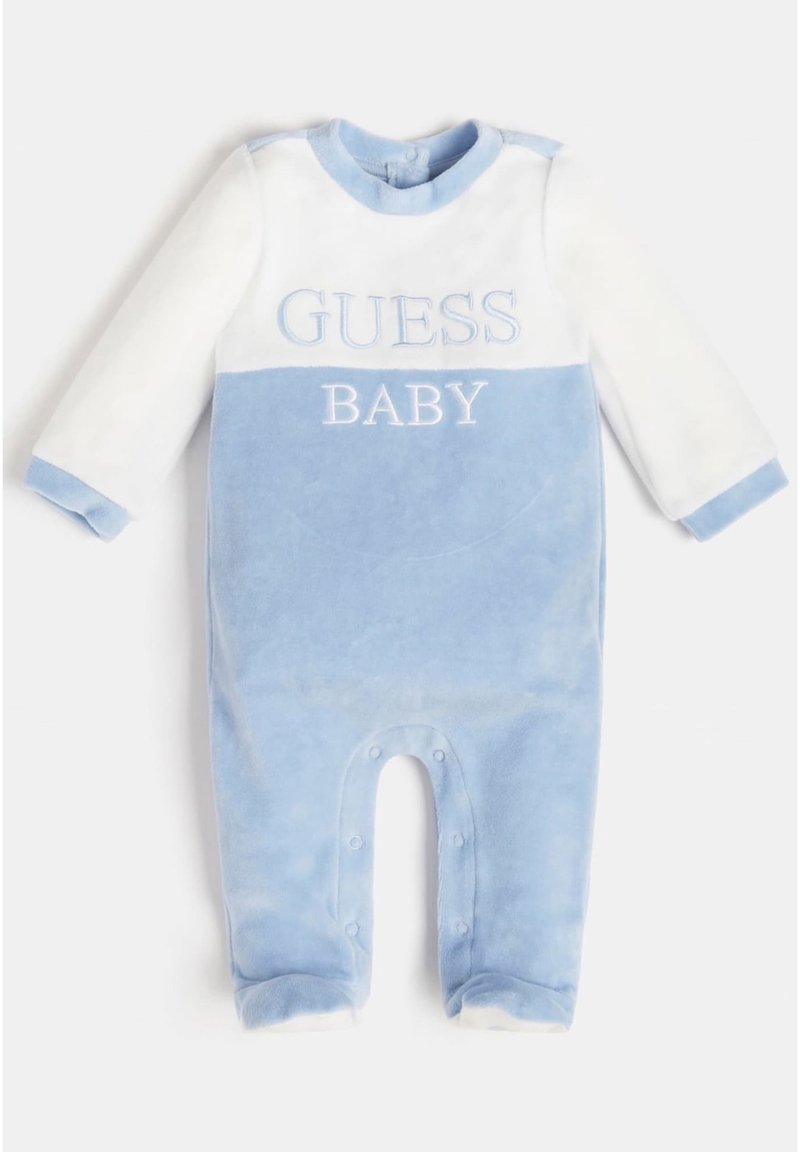Grenouillère douce pour bébé en bleu et blanc avec manches longues, pressions aux jambes et "GUESS BABY" brodé sur la poitrine.