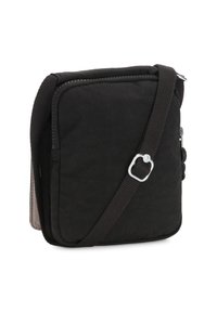 Sort stof crossbody tas med rektangulær form, lynlås lukning, justerbar rem og metalhardware detaljer. Glat tekstur og minimalistisk design.