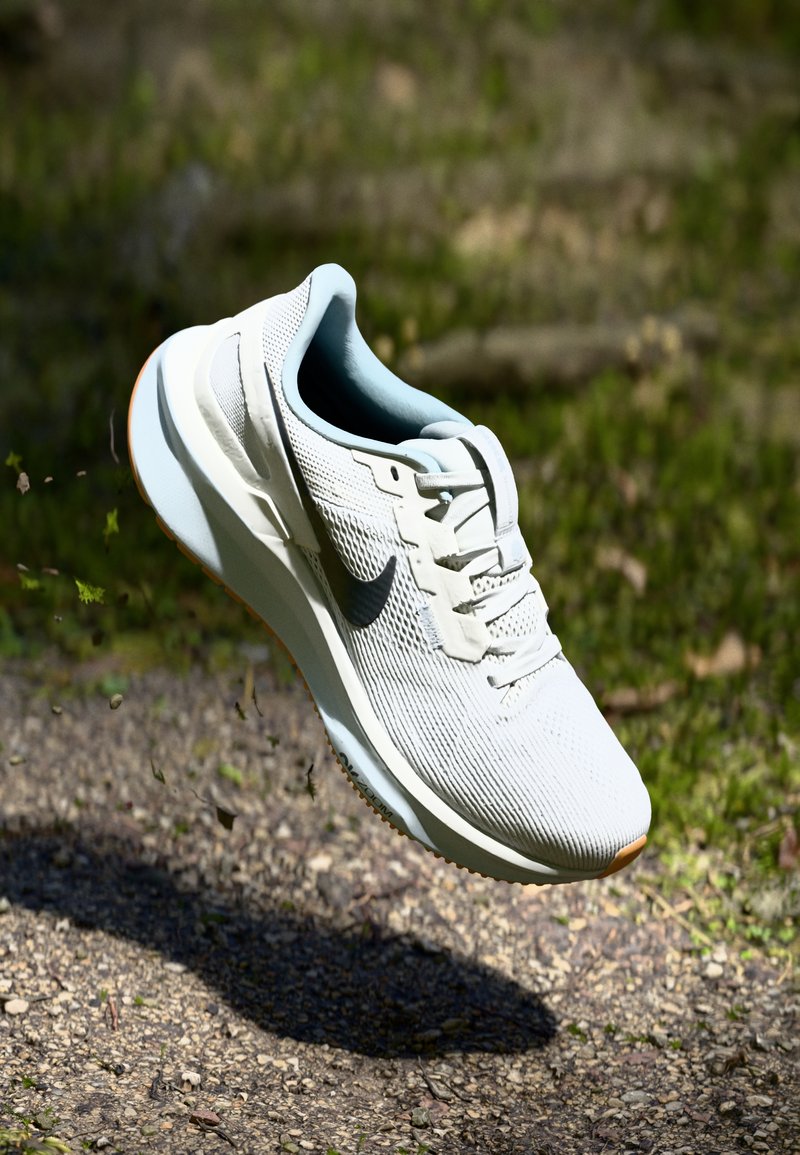 Nike Performance - STRUCTURE 25 - Road running shoes - white/anthracite, Enlarge