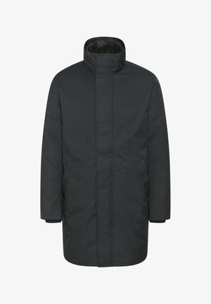 Tumši pelēks garš mētelis ar augstu apkakli, priekšējo rāvējslēdzēju, divām sānu kabatām un gludu tekstūru. Minimalistisks dizains ar tīrām līnijām.