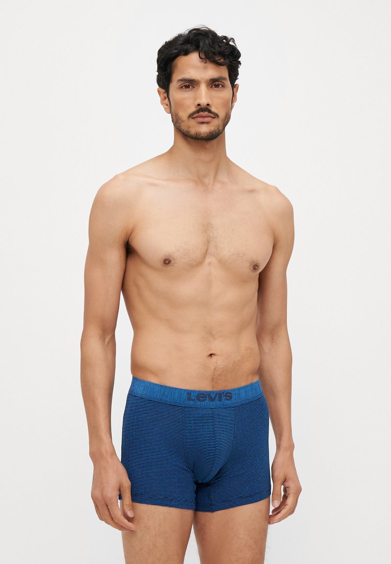 Modré pruhované boxerky s mäkkým elastickým pásom, na ktorom je logo "Levi's". Vyrobené z pružného materiálu pre pohodlie a dobré padnutie.