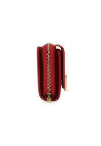 Portofel roșu din piele cu un fermoar auriu, design compact, suprafață texturată și un tab lateral pentru o manevrare ușoară.