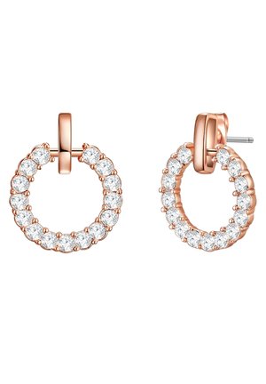 Cercei tip hoop din aur roz, cu un design circular decorat cu pietre transparente, fixați cu un sistem de prindere tip post.