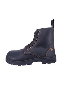 Bota de cuero negro con cordones, costuras en tono marrón, suela de goma texturizada, puntera redondeada y un lazo en el talón para facilitar su colocación.