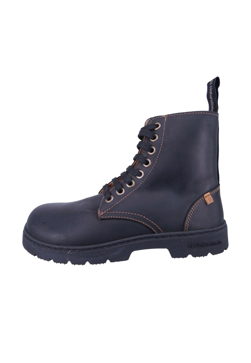 Bota de cuero negro con cordones, costuras en tono marrón, suela de goma texturizada, puntera redondeada y un lazo en el talón para facilitar su colocación.