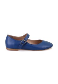 Flache blaue Lederschuhe mit einer abgerundeten Zehe und einem verstellbaren Riemen über dem Spann, die eine glatte Textur und eine braune Innenauskleidung aufweisen.