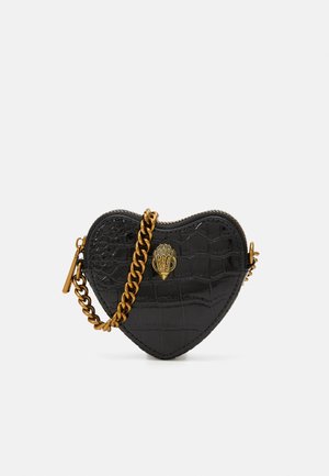 Petit sac noir en forme de cœur avec texture crocodile, bandoulière chaîne dorée et emblème doré décoratif à l'avant.