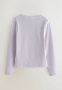 Dugih rukava ljubičasta majica od rebraste tkanine. Ima okrugli izrez i ravni rub. Minimalni detalji, glatka tekstura.