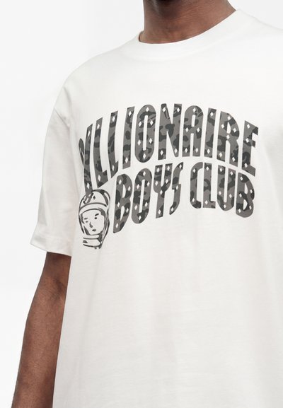 Λευκό T-shirt με την επιγραφή "Billionaire Boys Club" με έντονα γράμματα με σχέδιο και ένα μικρό γραφικό κράνους αστροναύτη στην αριστερή πλευρά.