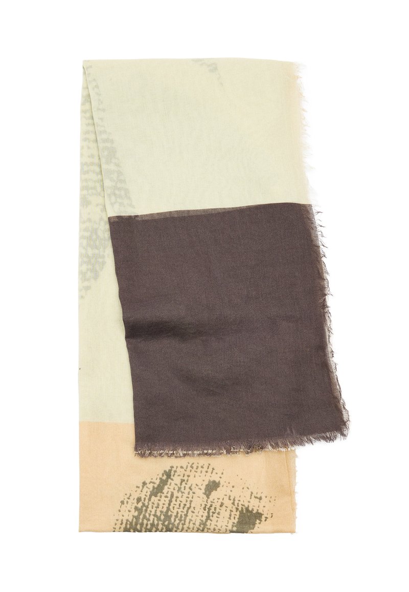 Prostokątny szalik z gradientowym wzorem; jasne zielone, brązowe i beżowe sekcje, z frędzlami na krawędziach i teksturowanym wykończeniem.