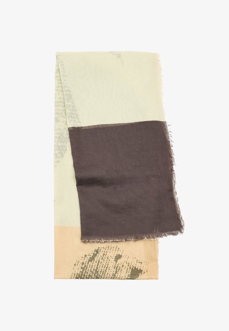 Prostokątny szalik z gradientowym wzorem; jasne zielone, brązowe i beżowe sekcje, z frędzlami na krawędziach i teksturowanym wykończeniem.
