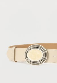 Ceinture en cuir beige clair avec une grande boucle ovale en argent ornée d'un centre marbré couleur crème et d'une bordure décorative.