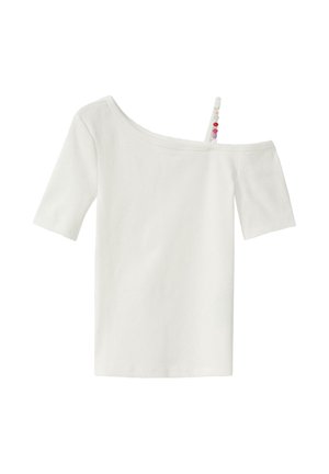 Biały prążkowany top z krótkim rękawem, asymetrycznym dekoltem i jedną koralikową ramiączką na prawym ramieniu.