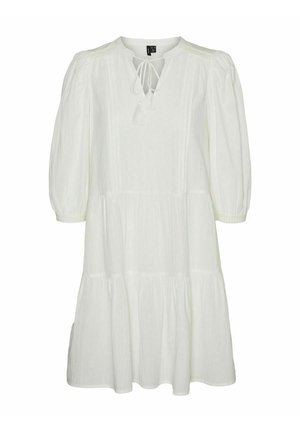 Bela, večplastna obleka ohlapnega kroja, z zaobljenim izrezom, detajlom s trakom in napihnjenimi rokavi. Narejena iz lahkotnega materiala.