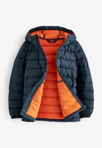 Veste matelassée marine avec capuche, dotée d'un intérieur orange. Fermeture à glissière et poignets élastiques. Texture lisse avec isolation légère.