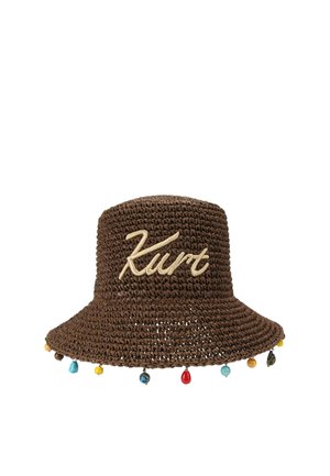 Bruine geweven bucket hat met "Kurt" geborduurd in beige en kleurrijke kralenbedels die rondom de rand hangen.
