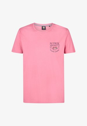 Camiseta de algodón rosa con mangas cortas, cuello redondo y un gráfico en la parte frontal que presenta "Petrol Industries & Co" y una ilustración de una bicicleta.