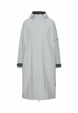 Svjetlosiva vodootporna jakna s kapuljačom, punim prednjim zatvaračem, bočnim džepovima i kontrastnim tamnosivim manžetama. Mekana unutarnja podstava.