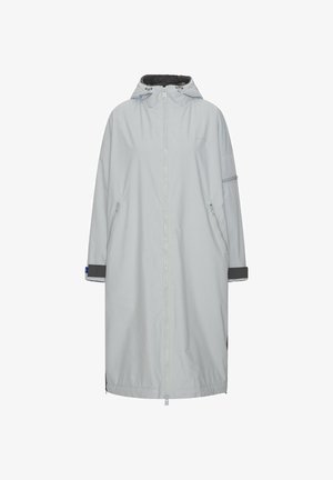 Palton impermeabil gri deschis cu glugă, fermoar pe întreaga lungime a frontului, buzunare laterale și manșete contrastante gri închis. Căptușeală interioară moale.